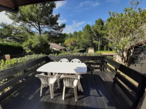Maison moderne entre forêt et océan, avec jardin et terrasse. - FR-1-239-425